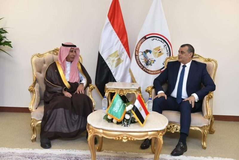 وزير الإنتاج الحربي رفقة محافظ الهيئة العامة للصناعات العسكرية السعودية
